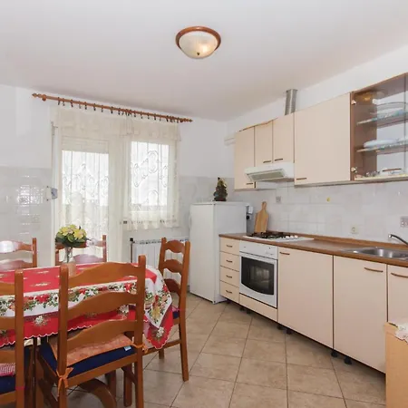 Appartement Awesome Apartment In Pula With House Sea View