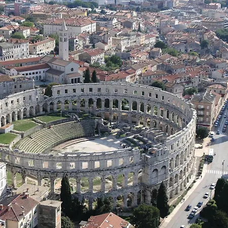 Appartement Awesome Apartment In Pula With House Sea View *